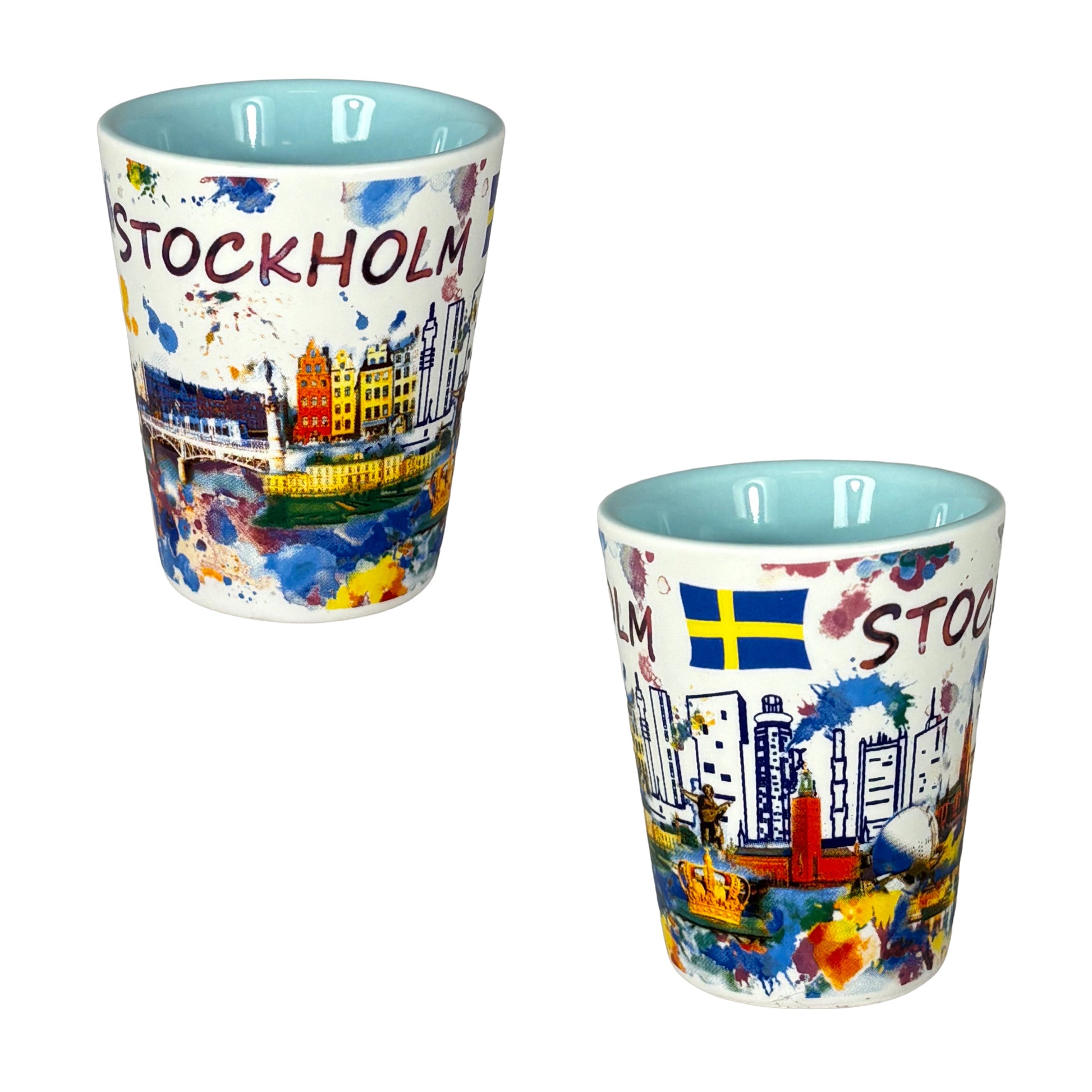 Shotglas med ljusblå insida, visat från två vinklar för att visa hela det färgstarka Stockholmmotivet.
