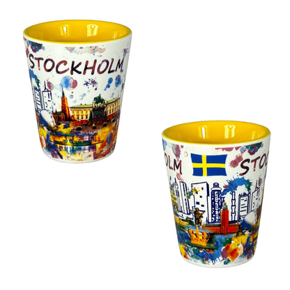 Shotglas med gul insida, visat från två vinklar för att visa hela det färgstarka Stockholmmotivet.