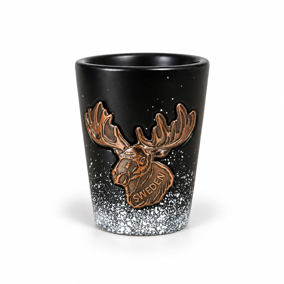 Svart shotglas med bronsfärgat älghuvud och texten "Sweden", designat med snöflingemotiv som skapar en känsla av svensk vintermagi. En elegant och rustik souvenir som symboliserar svensk natur och kultur.