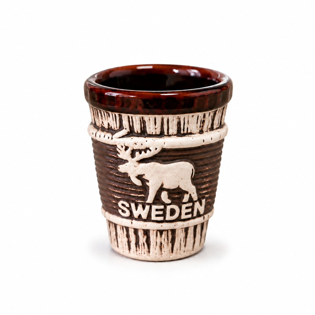 Shotglas med trämönster och älgmotiv samt texten "Sweden" på framsidan.