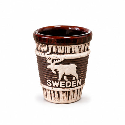 Shotglas med trämönster och älgmotiv samt texten "Sweden" på framsidan.