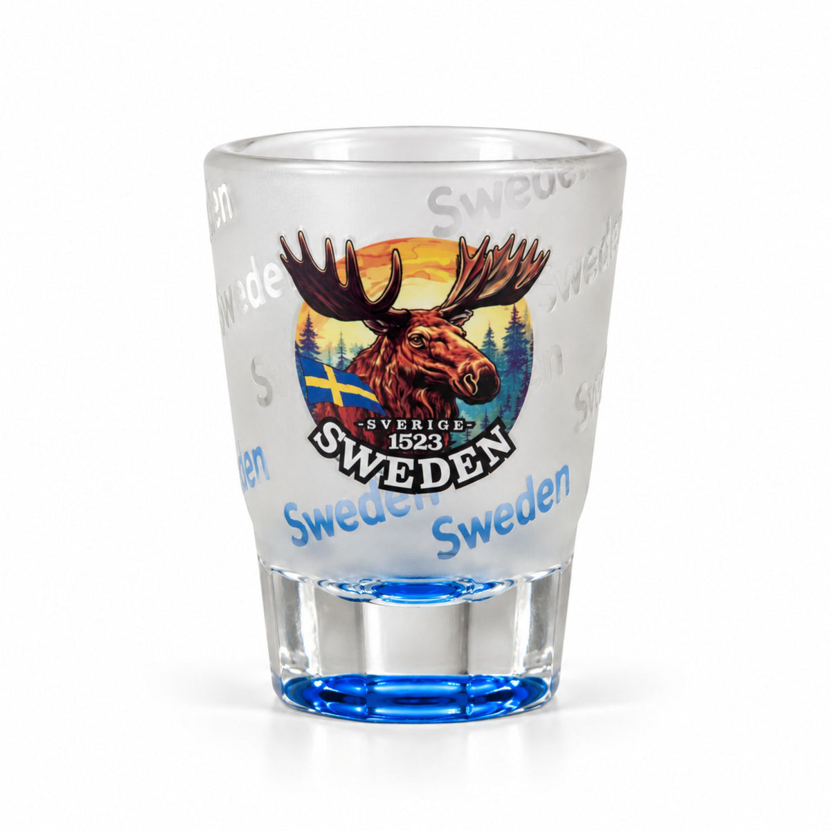 Frostat shotglas med blå botten, älghuvud och texten "Sweden" upprepade gånger runt om på glaset.
