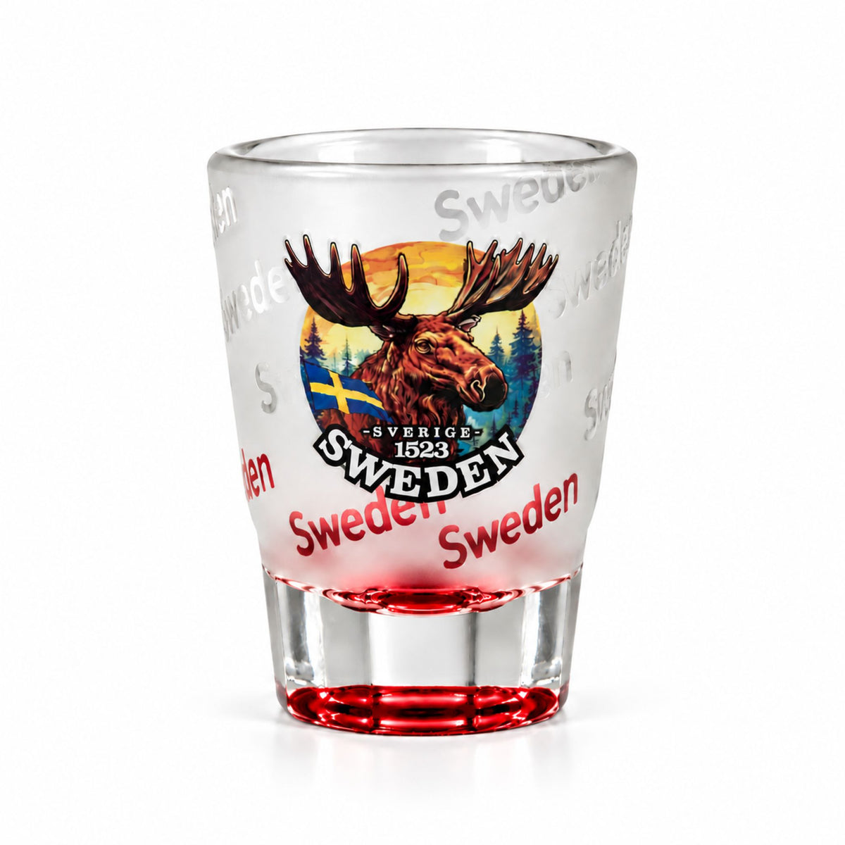 Frostat shotglas med röd botten, älghuvud och texten "Sweden" flera gånger runt om på glaset.