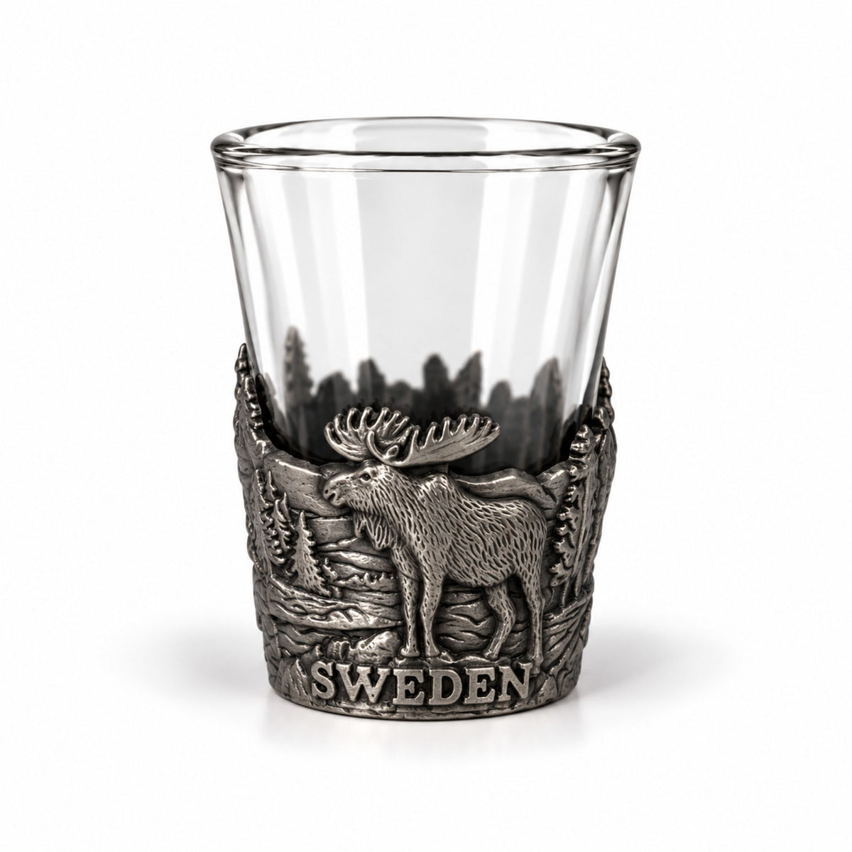 Shotsglas i glas med ett omslag i tennfärgad metall med skogsmotiv, älg och texten Sweden.