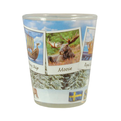 Shotglas med små polaroidliknande foton med svenska symboler, som älg, vikingaskepp och kungliga kronan. Bakom fotona skymtar vi ett snötäckt landskap. Vi skymtar också en svensk flagga och bokstaven S.