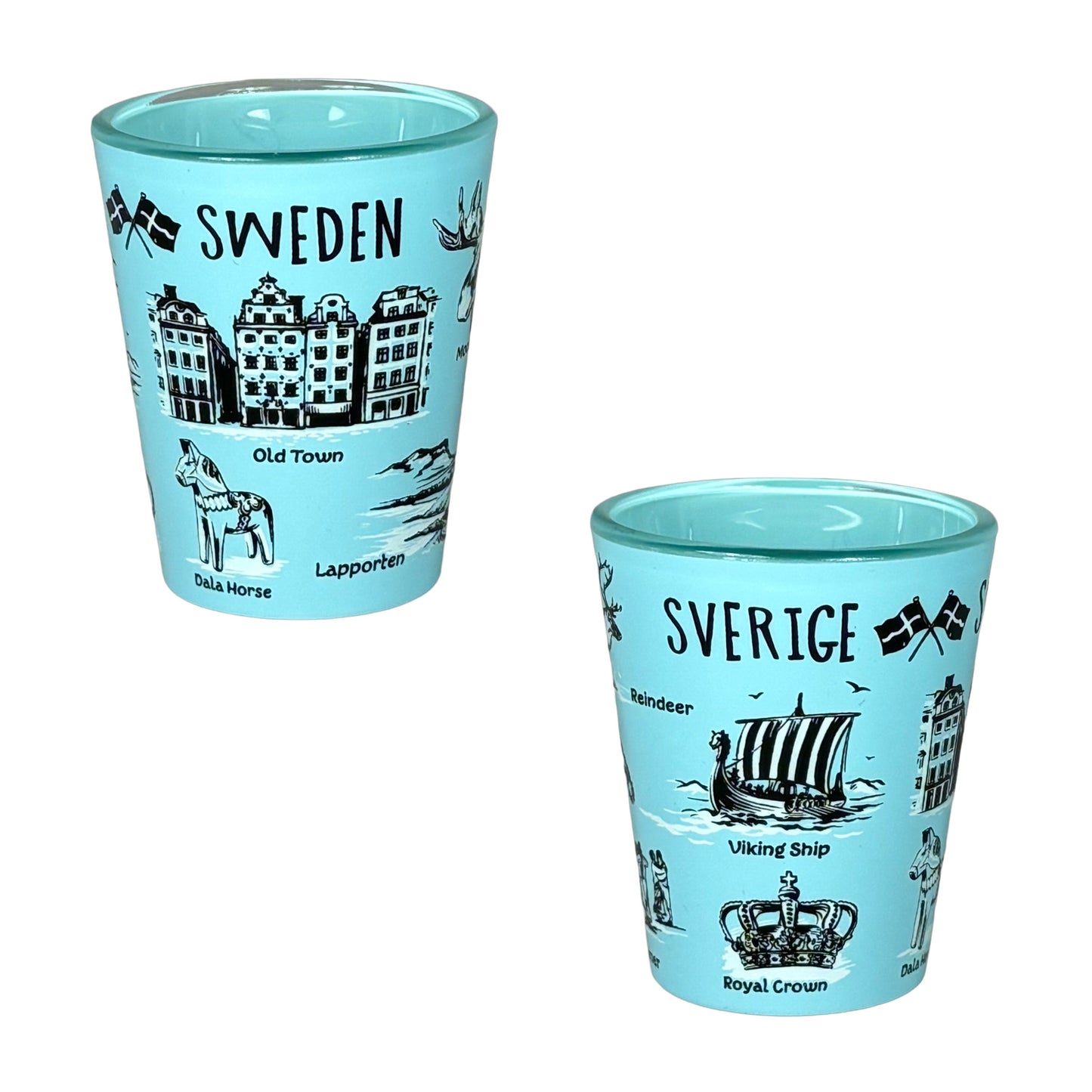 Ljusblått shotglas med texten "Sweden" på framsidan och "Sverige" på baksidan, dekorerat med svenska symboler.