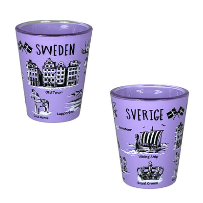 Lila shotglas med texten "Sweden" på framsidan och "Sverige" på baksidan, med svartvita svenska motiv.