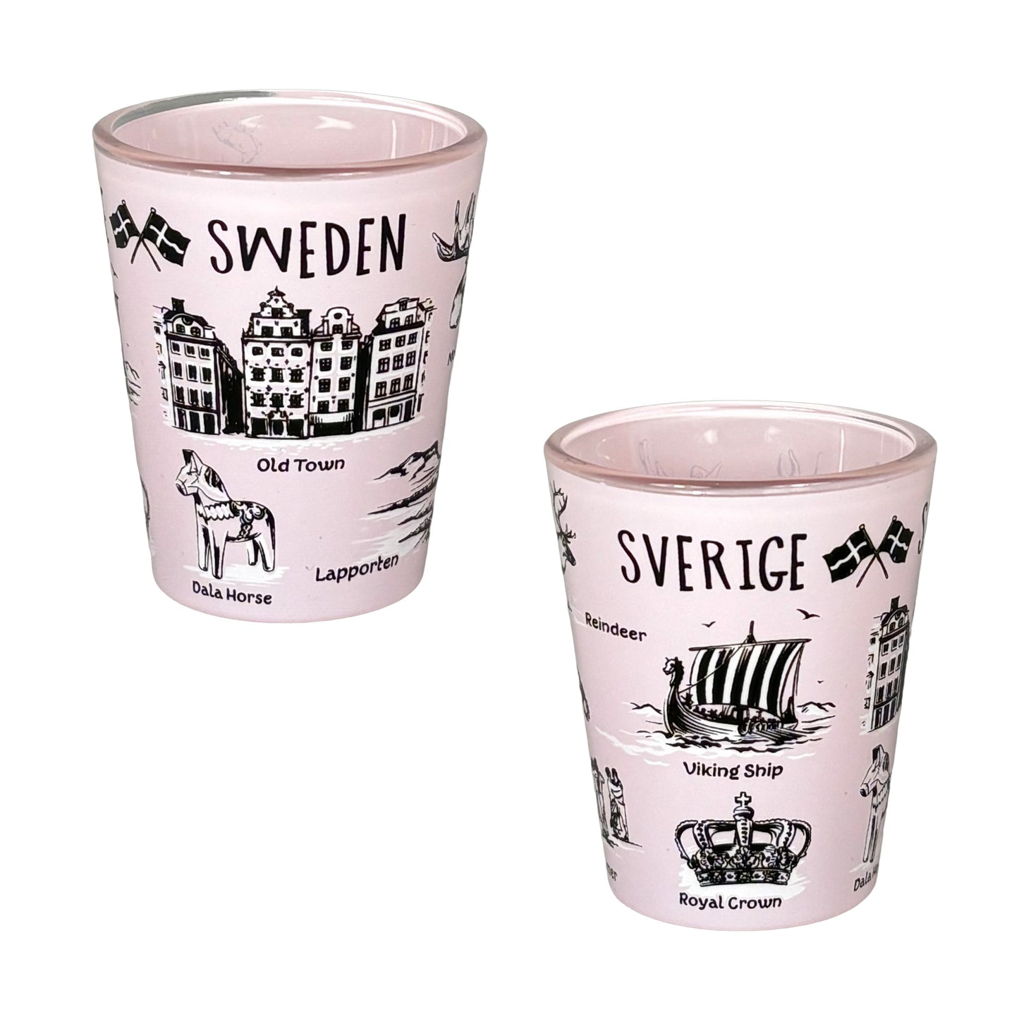 Rosa shotglas med texten "Sweden" på framsidan och "Sverige" på baksidan, dekorerat med svartvita svenska symboler.