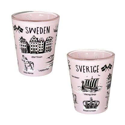 Rosa shotglas med texten "Sweden" på framsidan och "Sverige" på baksidan, dekorerat med svartvita svenska symboler.