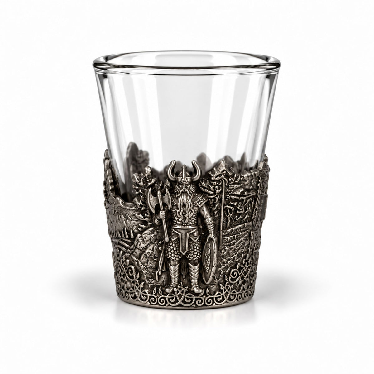 Shotsglas i glas med ett omslag i tennfärgad metall med vikingamotiv. Här syns en viking. 