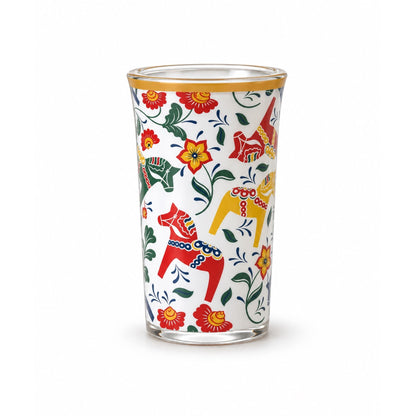 Shotglas med färgglada dalahästar och blommor mot vit bakgrund.