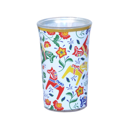 Shotglas med färgglada dalahästar och blommor mot vit bakgrund.