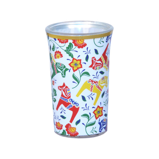 Shotglas med färgglada dalahästar och blommor mot vit bakgrund.