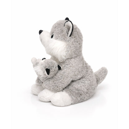 sittande husky-gosedjur på 25 cm med en liten baby, populär tack vare sitt gulliga utseende och mjuka material. Sedd från sidan