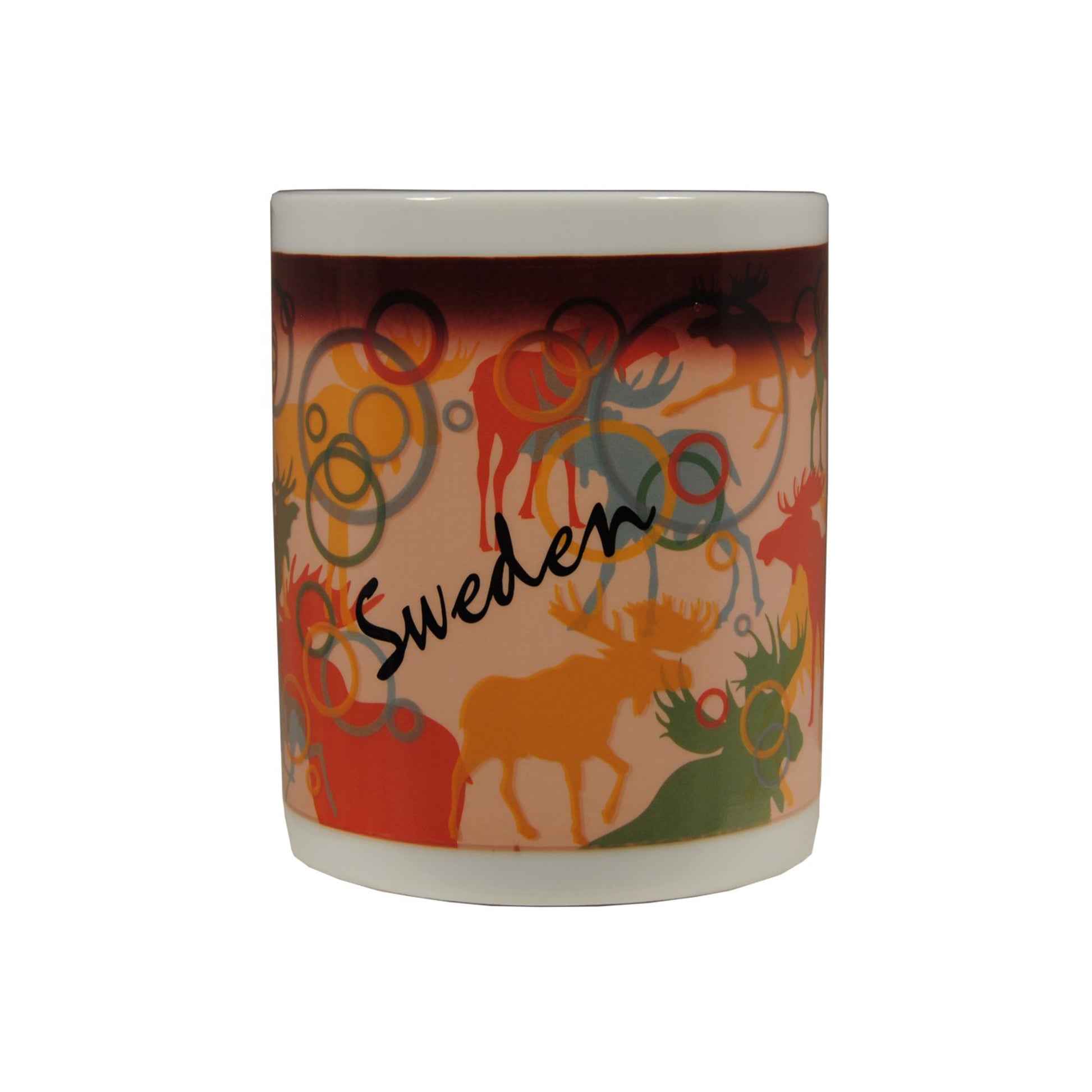 Värmekänslig mugg med ljusare motiv av älg och texten 'Sverige' efter att varm dryck hällts i.