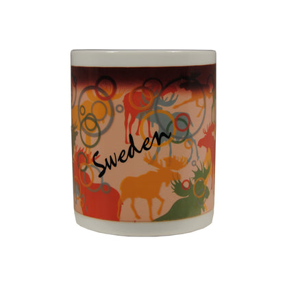 Värmekänslig mugg med ljusare motiv av älg och texten 'Sverige' efter att varm dryck hällts i.
