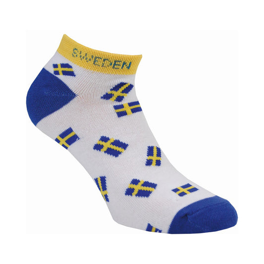 Vit ankelsocka med blå häl och tå, med svenska flaggor, och en gul dekorativ rand överst på skaftet med texten 'Sweden'.