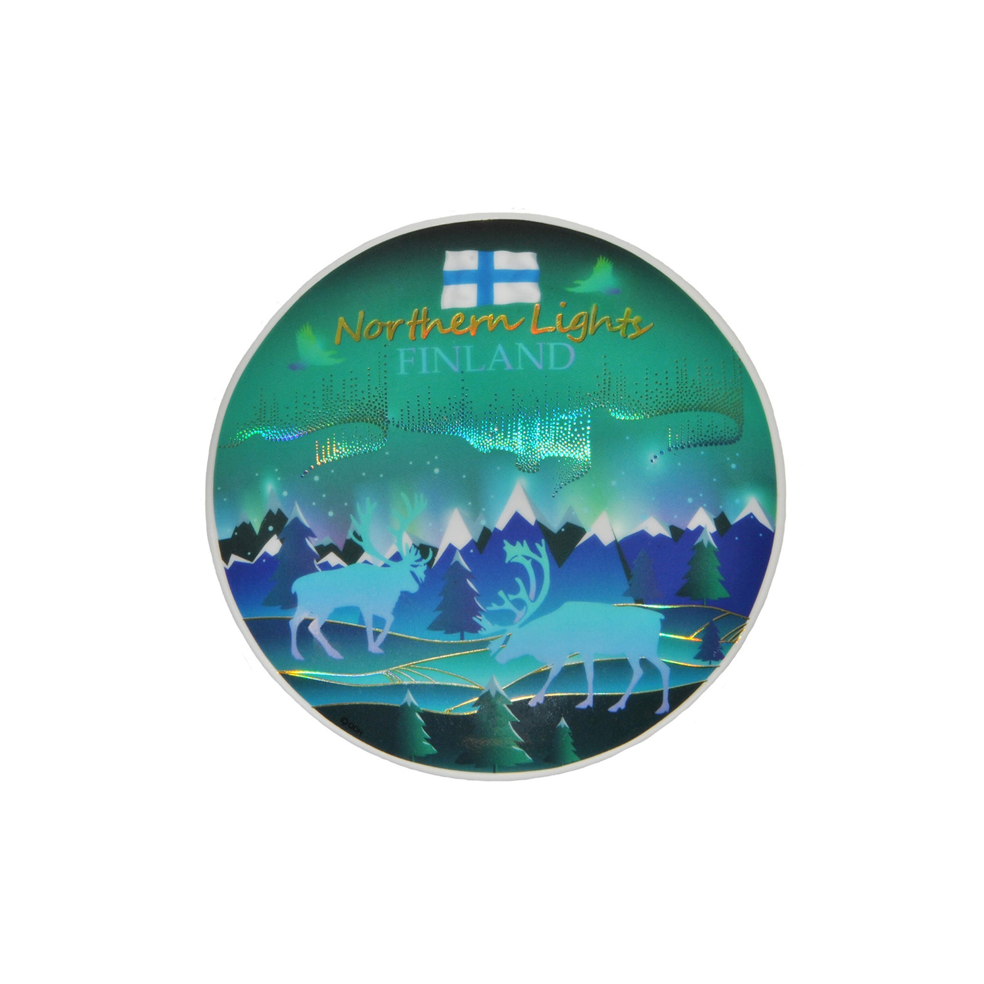 Mindre prydnadstallrik med skimrande norrskensmotiv, siluetter av renar och snöbeklätt fjällandskap. Texten ”FINLAND” och ”Northern Lights” samt den finska flaggan syns på himlen. Levereras med ställ.