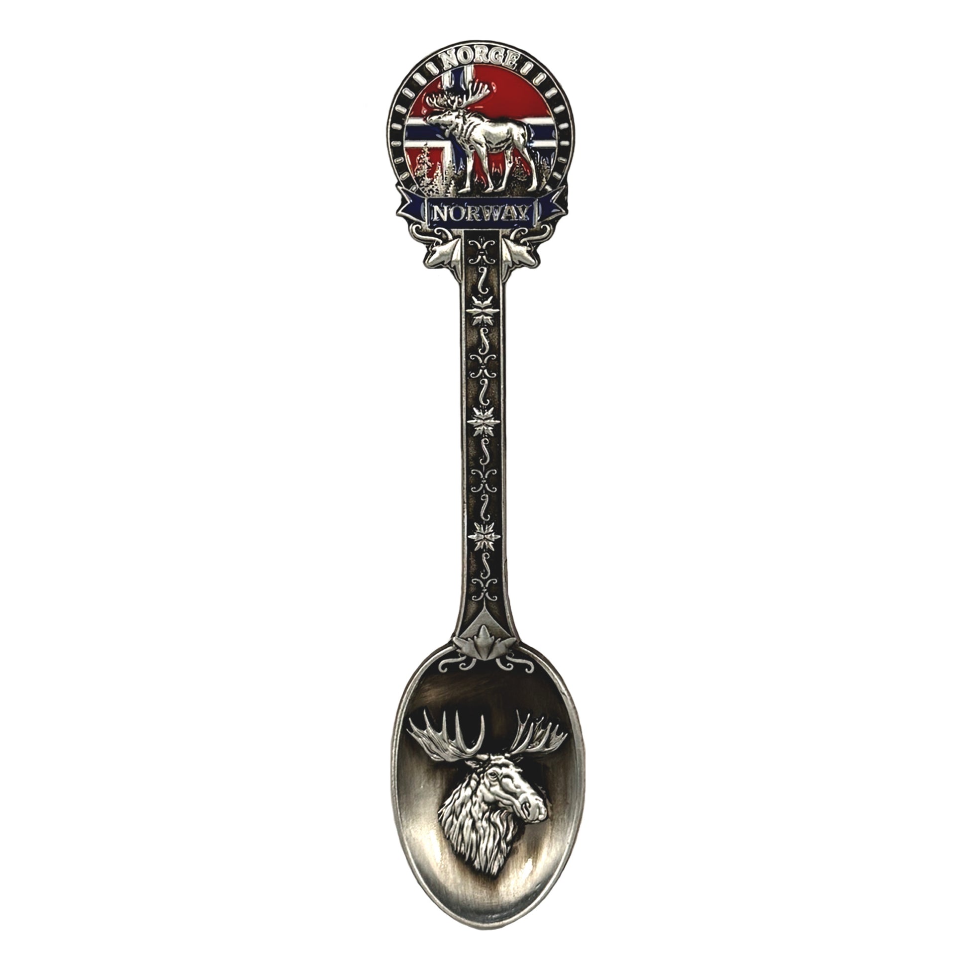 Silverfärgad souvenirsked med ett älghuvud i skedens kupa. Skaftet är dekorerat med ett fint mönster, en älg, norska flaggan samt texten "Norge" och "Norway".