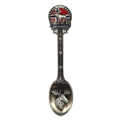 Silverfärgad souvenirsked med ett älghuvud i skedens kupa. Skaftet är dekorerat med ett fint mönster, en älg, norska flaggan samt texten "Norge" och "Norway".