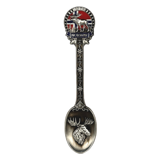 Silverfärgad souvenirsked med ett älghuvud i skedens kupa. Skaftet är dekorerat med ett fint mönster, en älg, norska flaggan samt texten "Norge" och "Norway".