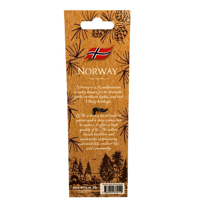 Baksidan av en ljusbrun hängetikett med mörkbrunt skogsmotiv, norska flaggan och text om Norge, som hör till en silverfärgad souvenirsked med Norska motiv.