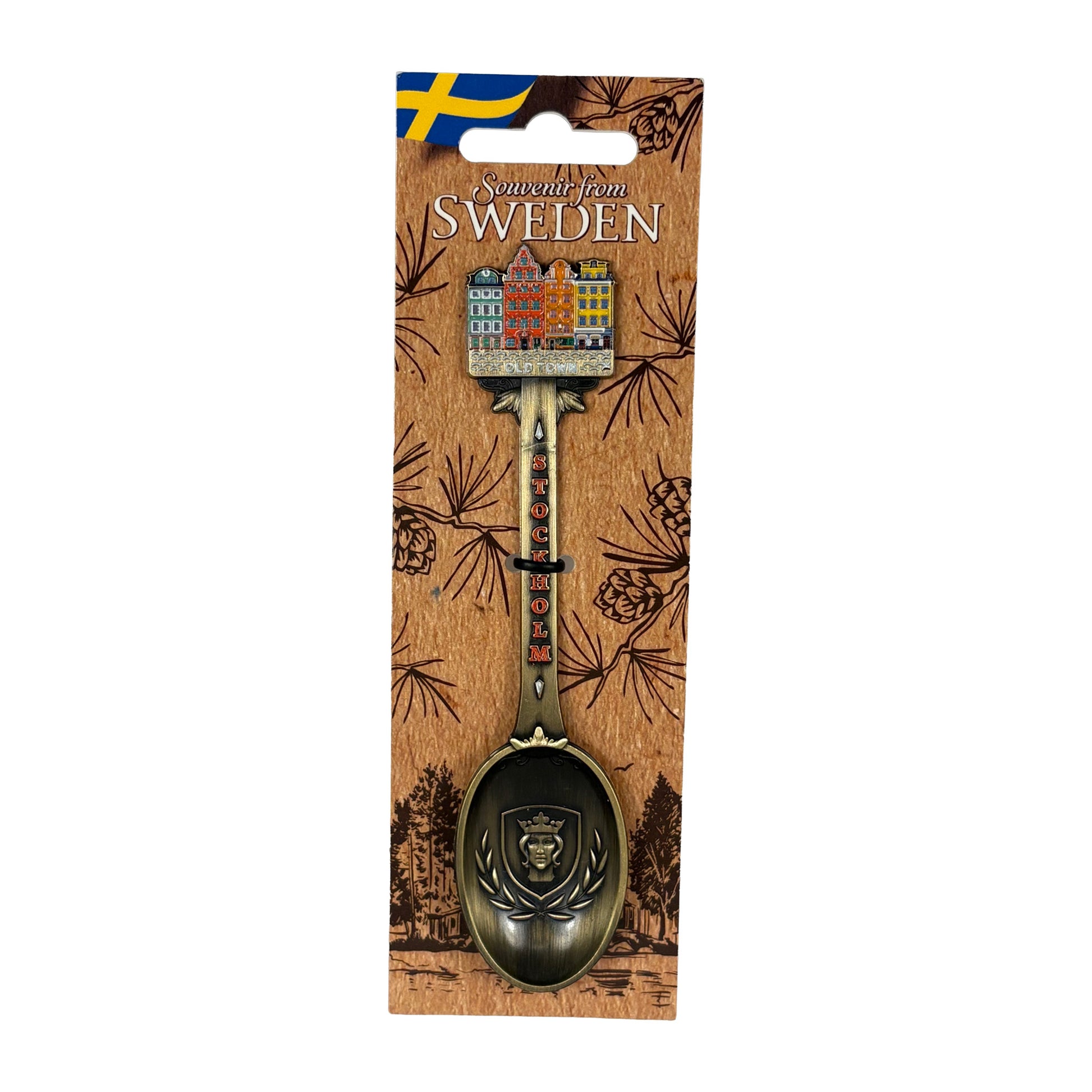 Bronsfärgad souvenirsked med Stockholms stadsvapen i skedbladet och Stortorget i Gamla Stan på skaftet, tillsammans med en ljusbrun hängetikett dekorerad med ett skogsmotiv, svensk flagga och texten ”Souvenir from Sweden".