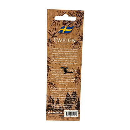 Baksidan av en ljusbrun hängetikett med text om Sverige i vitt. 