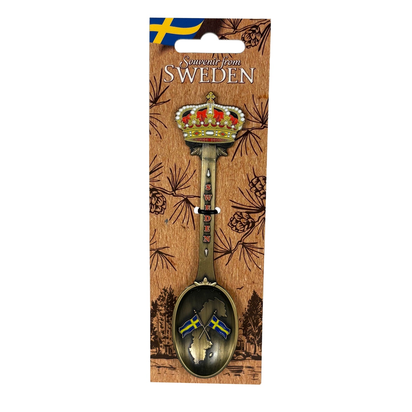 Souvenirsked med svensk karta, flaggor och kungakrona, presenterad på en brun hängetikett med skogsmotiv, svensk flagga och texten "Souvenir from Sweden".