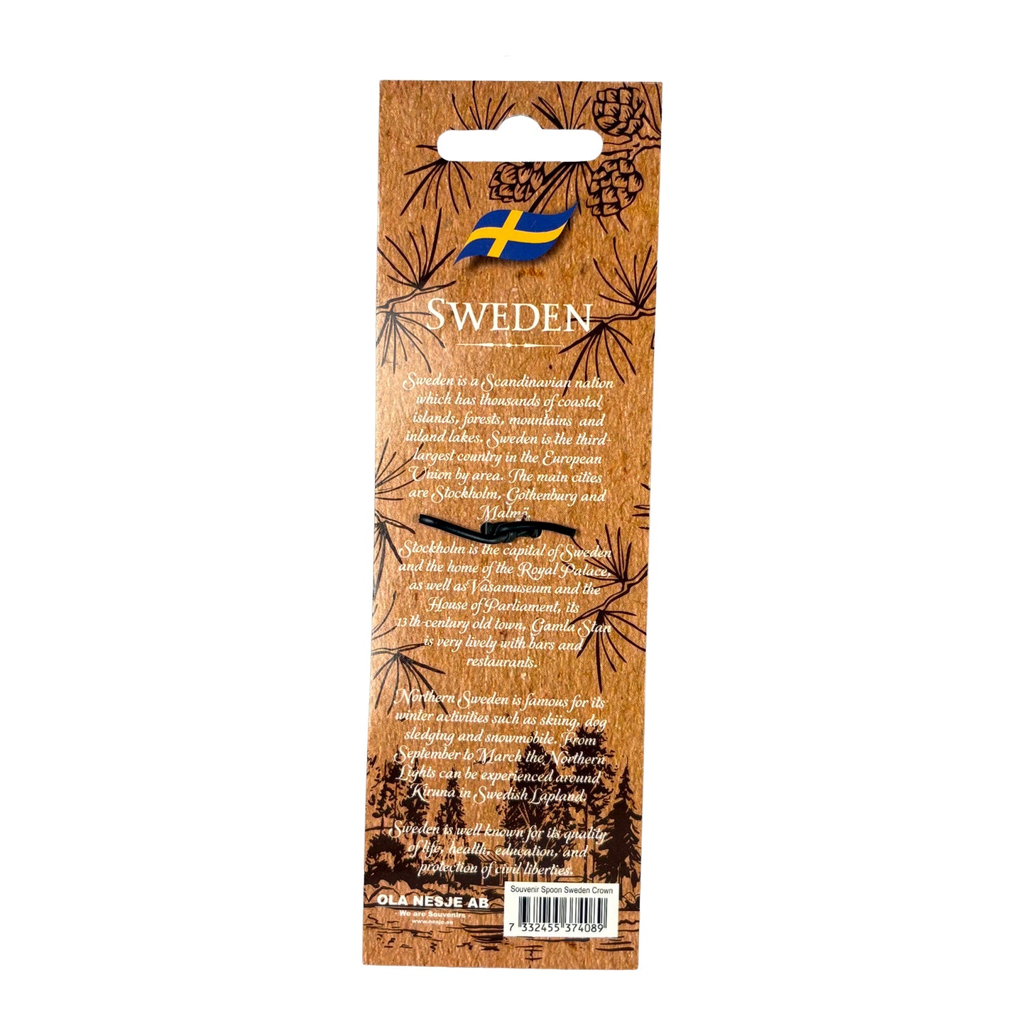 Baksida av brun hängetikett med mörkbrunt skogsmotiv och text om Sverige i vitt. 