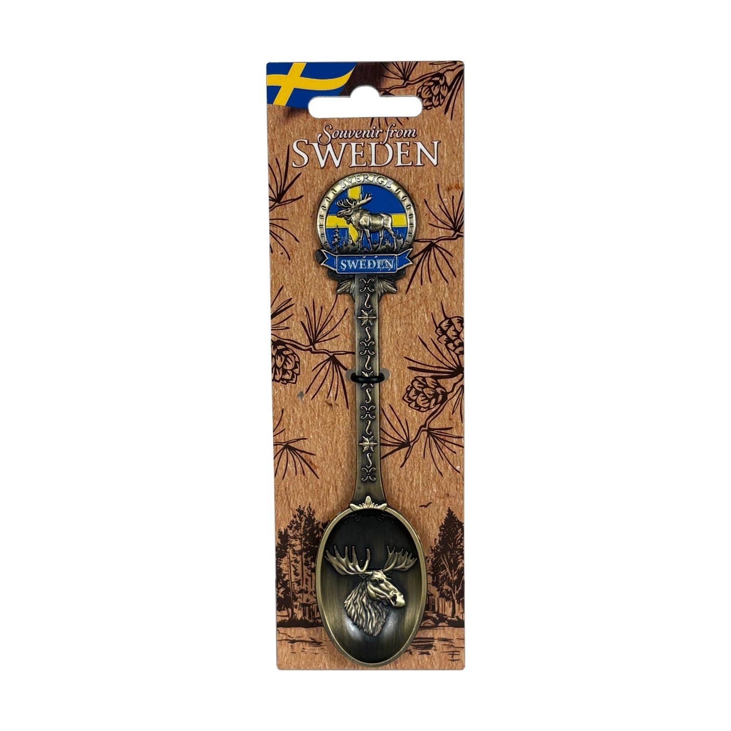 Bronsfärgad souvenirsked med älgmotiv tillsammans med en ljusbrun hängetikett dekorerad med svenska flaggan och texten "Souvenir from Sweden".