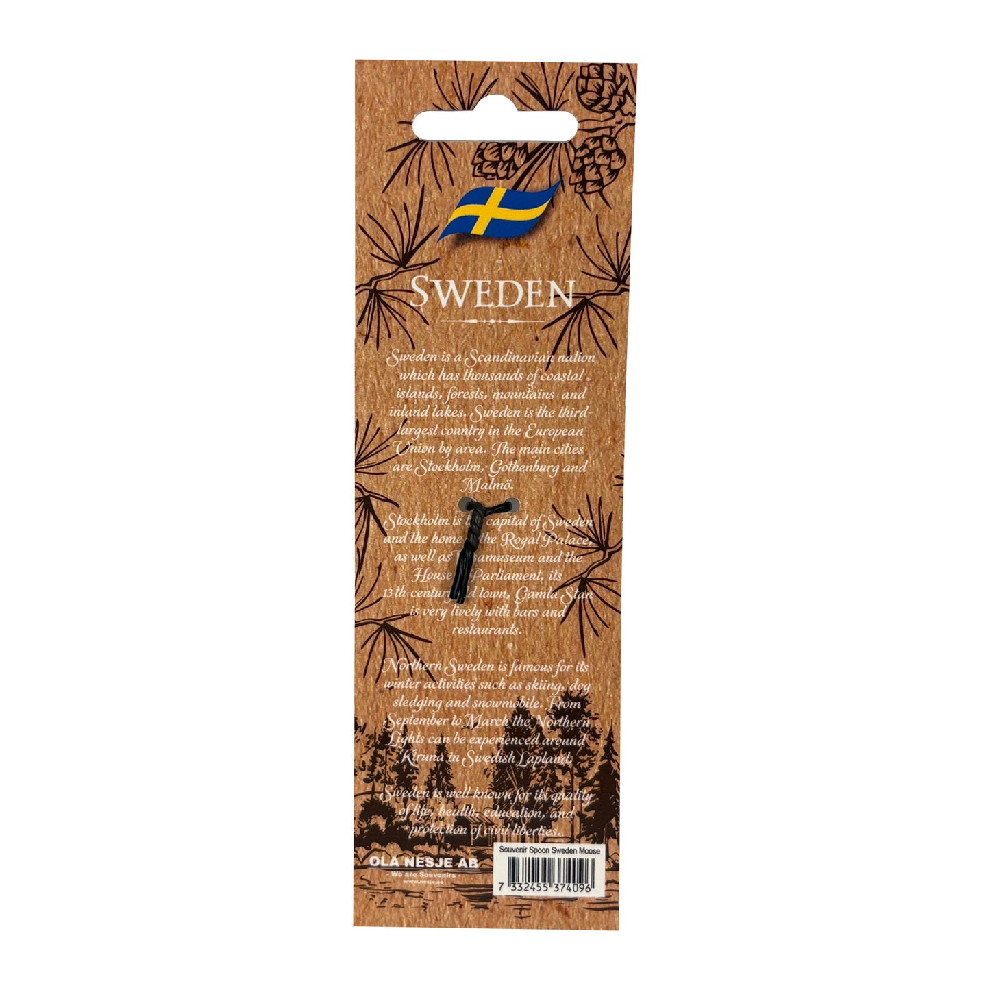 Baksidan av en ljusbrun hängetikett med text om Sverige, utan skeden i bild. Etiketten har en enkel och rustik design, framtagen för att komplettera souvenirprodukten.