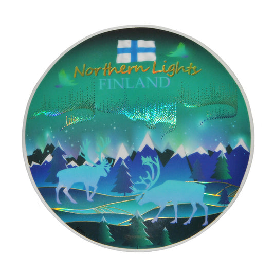 Prydnadstallrik med skimrande norrskensmotiv, renar, finska flaggan och texterna "FINLAND" och "Northern Lights", 19,5 cm i diameter. Levereras med ställ.