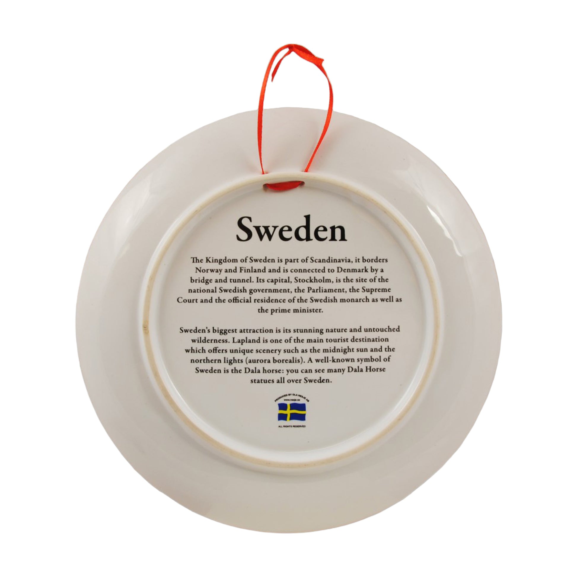 Baksidan av souvenirtallriken med text om Sveriges sevärdheter och unika upplevelser som midnattssolen. Texten är tryckt på tallrikens baksida.