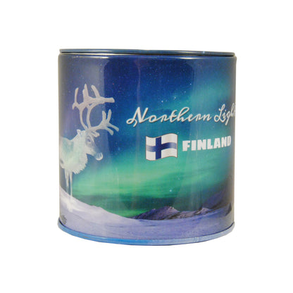 Sparbössa med norrskensmotiv, snöigt fjällandskap, en ren och den finska flaggan samt texterna 'FINLAND' och 'Northern Lights'.