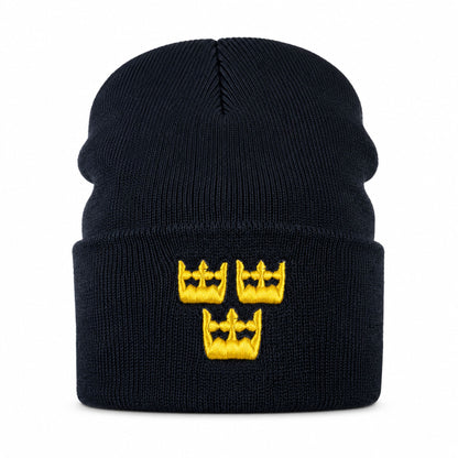 Mörkblå stickad mössa med broderade Tre Kronor i 3D-effekt, sedd framifrån.