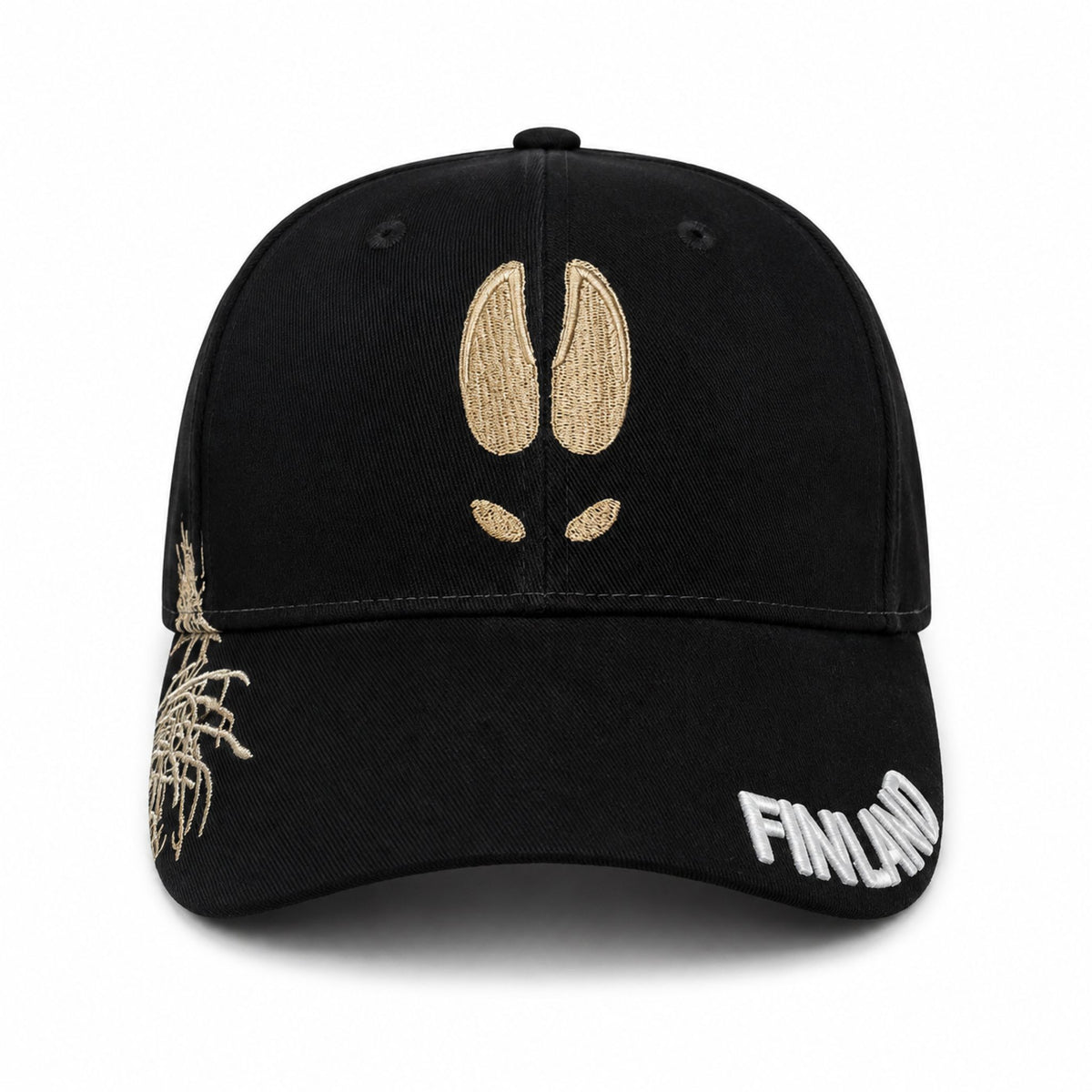 Svart keps framifrån med broderat älgspår och texten "FINLAND" på skärmen.