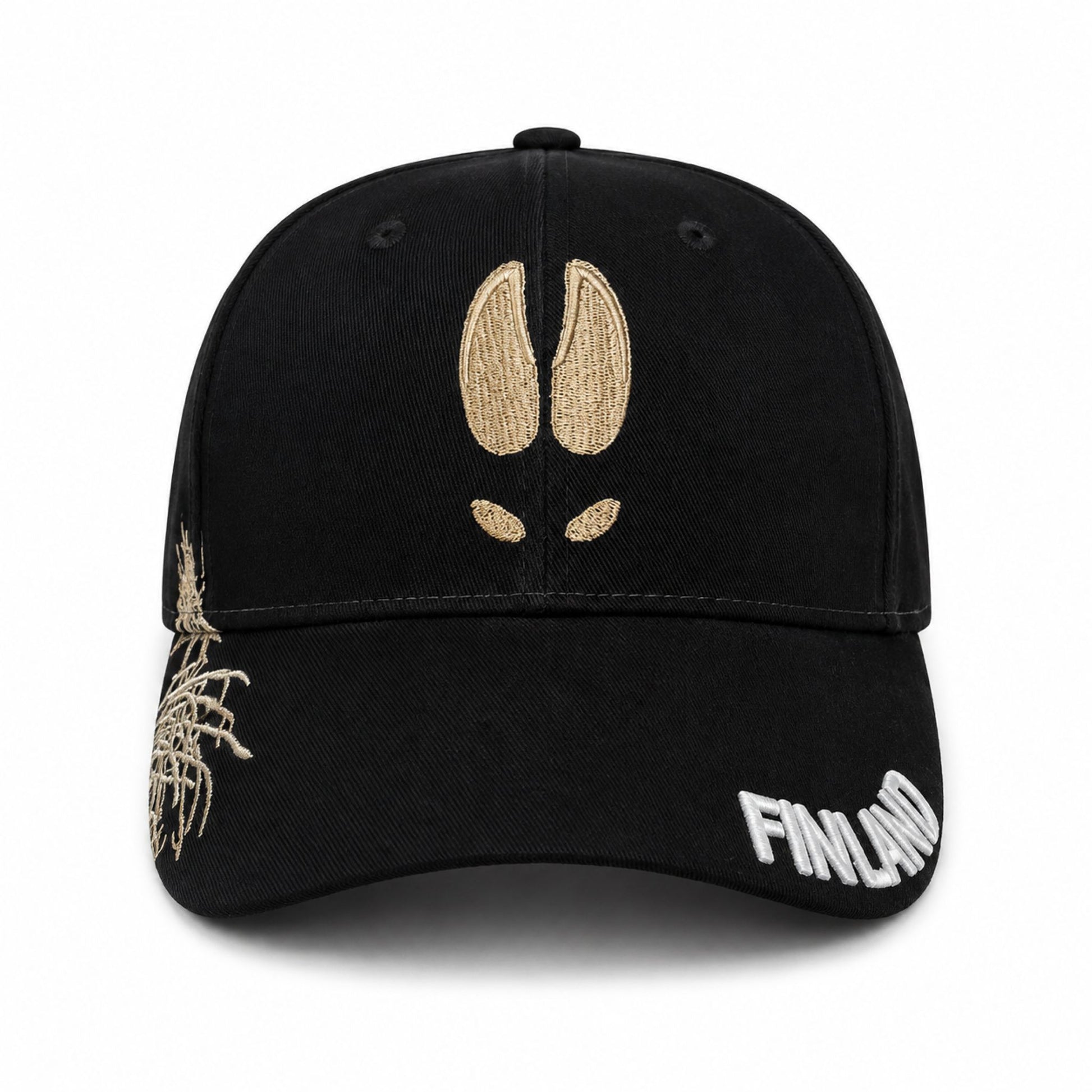 Svart keps framifrån med broderat älgspår och texten "FINLAND" på skärmen.