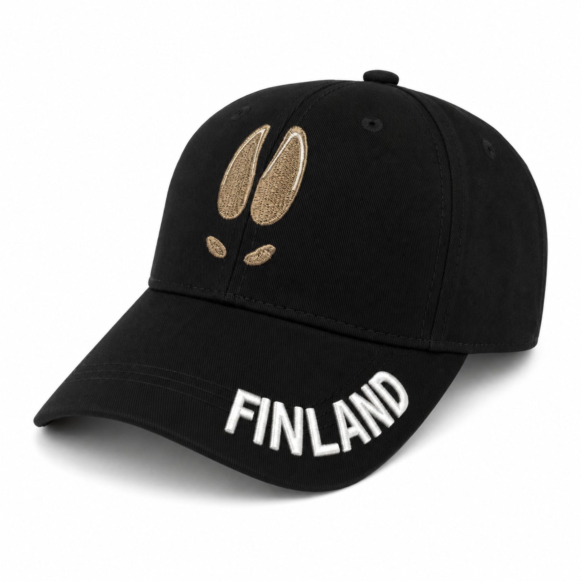 Svart keps snett framifrån med älgspår och texten ”Finland” broderad på skärmen.