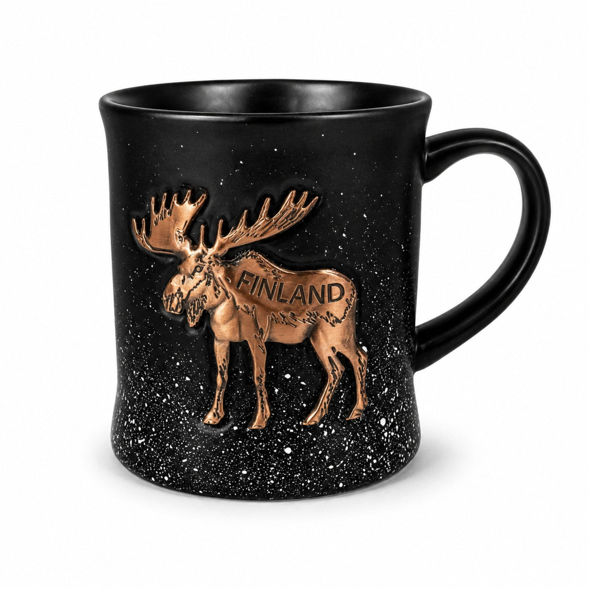 Svart mugg med vita små prickar med bronsfärgad älg med texten "Finland".