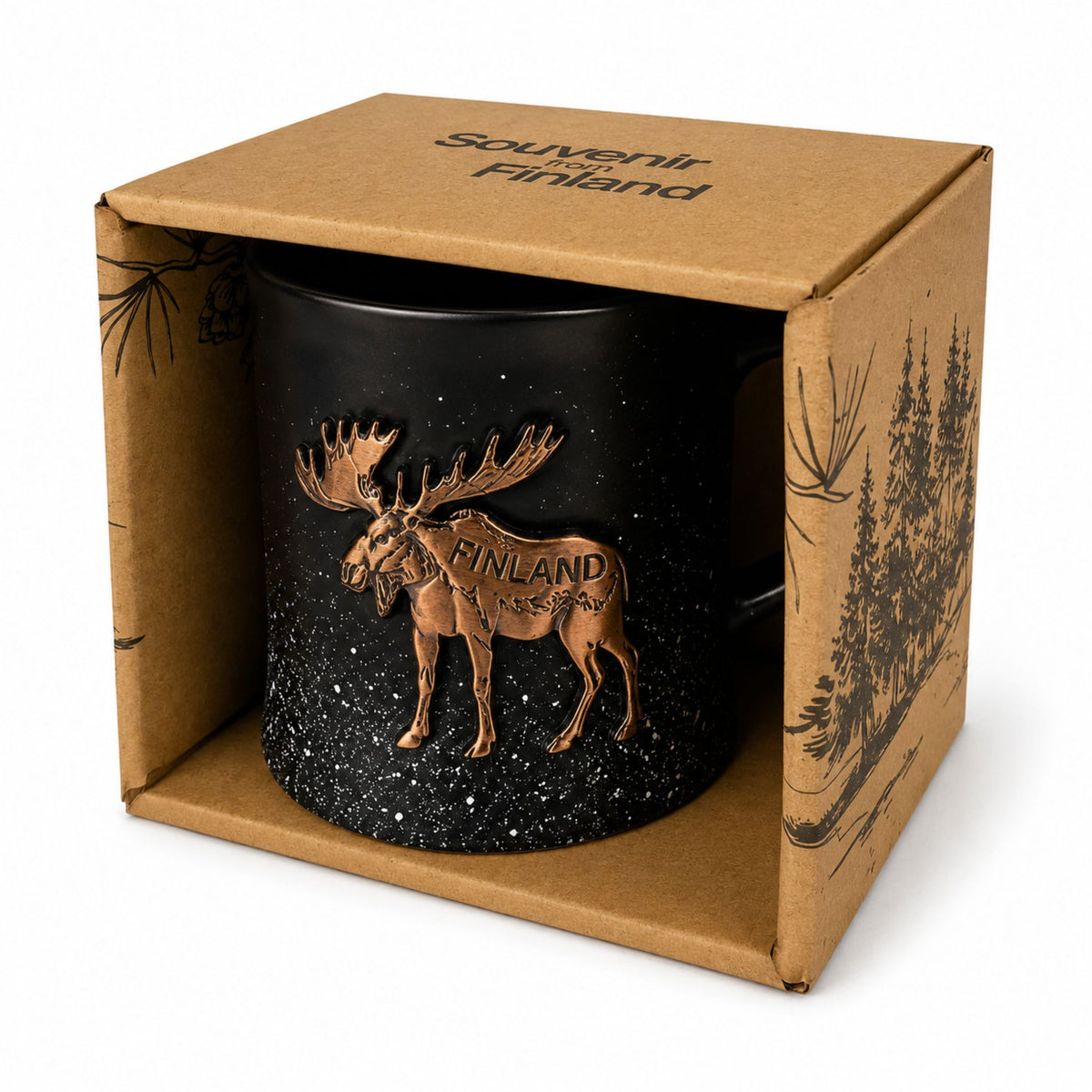 Svart mugg med bronsfärgad älg med texten "Finland" i en brun pappförpackning med mörkbrunt skogsmotiv och texten "Souvenir from Finland" på toppen.