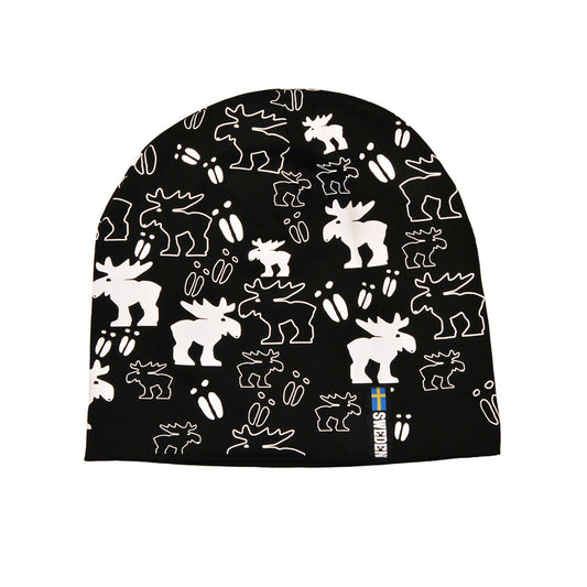 Svart mössa med älgmönster i vitt och ett litet tygmärke med svensk flagga och texten 'Sweden'.