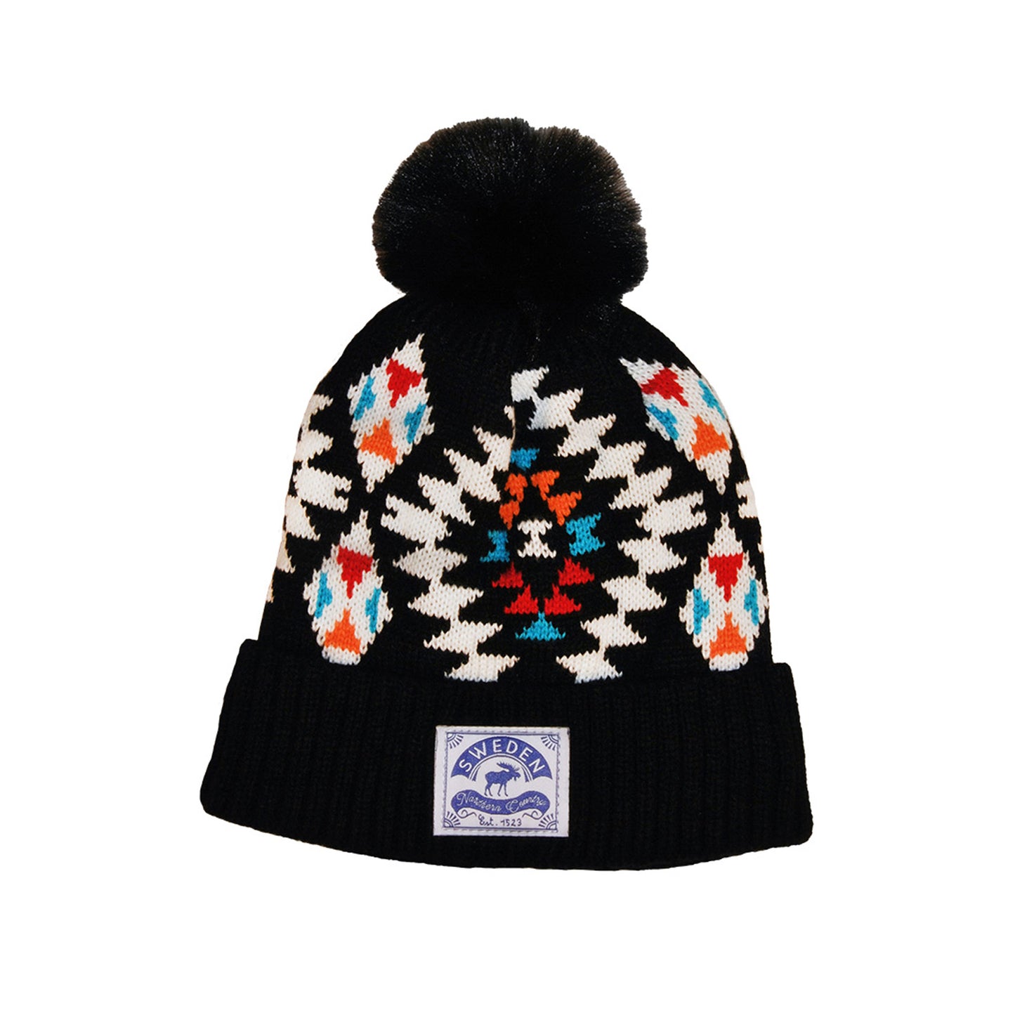 Svart stickad mössa med tofs och mönster i vitt, blått, rött och orange, dekorerad med texten. Framme på mössan finns ett märke med motiv av en älg och texten "Sweden Northern Country"