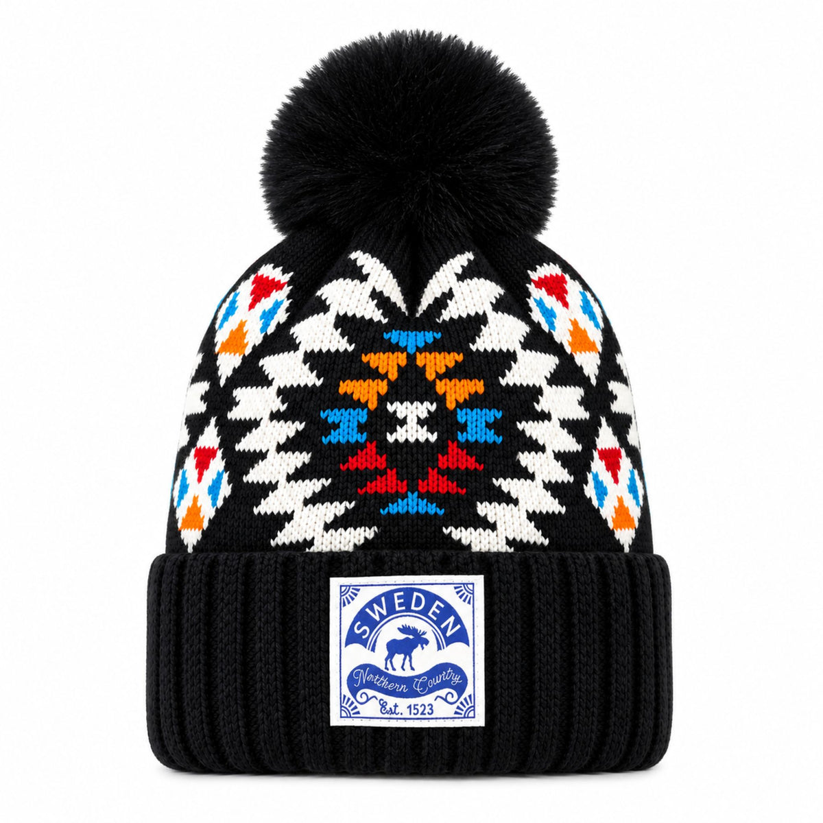 Svart stickad mössa med tofs och mönster i vitt, blått, rött och orange, dekorerad med texten. Framme på mössan finns ett märke med motiv av en älg och texten "Sweden Northern Country"