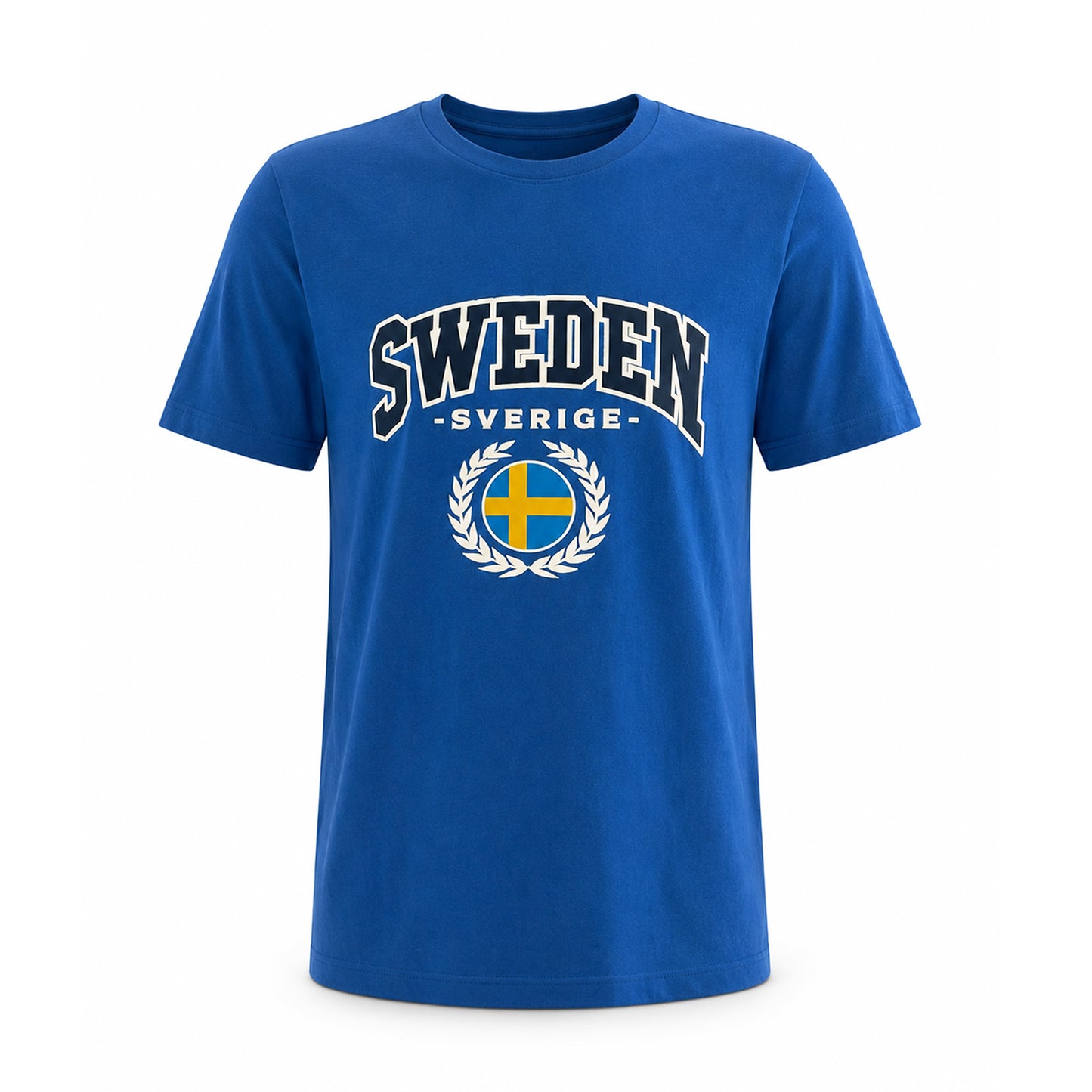 Blå T-shirt med svensk flagga och texten "Sweden" på bröstet – en stilren och bekväm souvenir med klassiskt svenskt motiv.