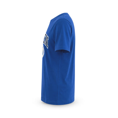 Blå T-shirt med svensk flagga och texten "Sweden" på bröstet – sedd från sidan.
