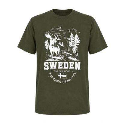 Grön T-shirt med älgmotiv och texten "Sweden – Wilderness with the spirit of nature" i vitt. 