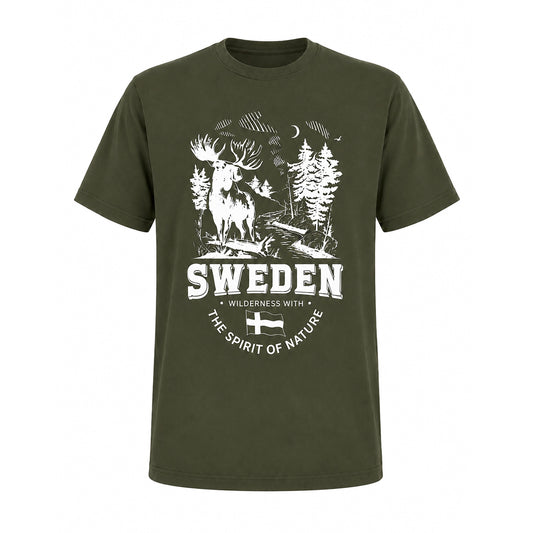 Grön T-shirt med älgmotiv och texten "Sweden – Wilderness with the spirit of nature" i vitt. 