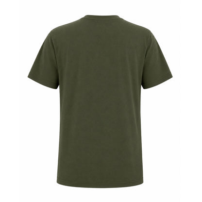 Grön T-shirt med älgmotiv och texten "Sweden – Wilderness with the spirit of nature" i vitt. Sedd bakifrån