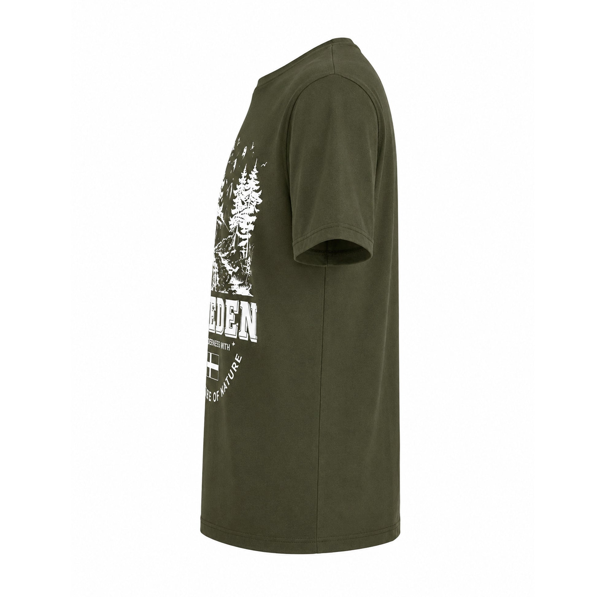 Grön T-shirt med älgmotiv och texten "Sweden – Wilderness with the spirit of nature" i vitt. Sedd från sidan 